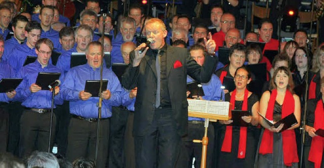 Solist Udo Wendle mit den Sngern aus ...tal (links) und Legelshurst (rechts).   | Foto: Heidi Fssel