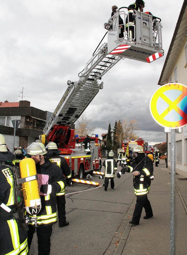 Dreh- und Angelpunkt bei der Jahresabs... der Einsatz des Drehleiterfahrzeugs.   | Foto: Hans-Jrgen Hege