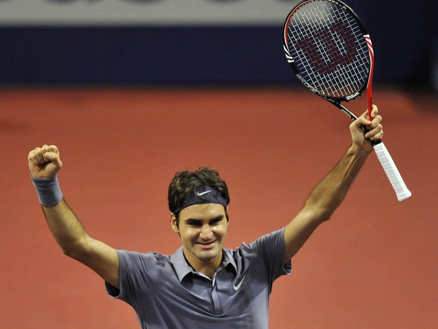 Roger Federer feiert seinen vierten Sieg bei den Swiss Indoors in Basel.  | Foto: dpa