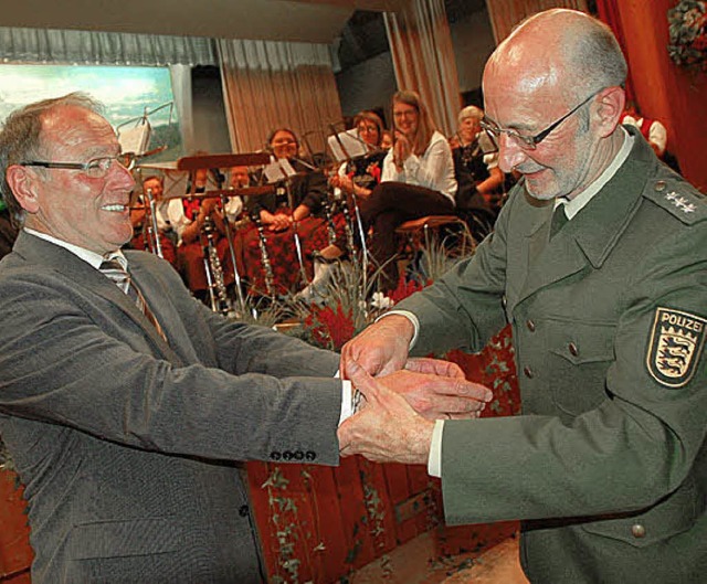 Verhaftet! Bernhard Mller (rechts) legt Johann Meier Handschellen an.   | Foto: kbl