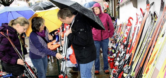 Gut Beschirmt verhandelte man auf dem  Brettlemarkt ber den Preis.    | Foto: Andreas Peikert