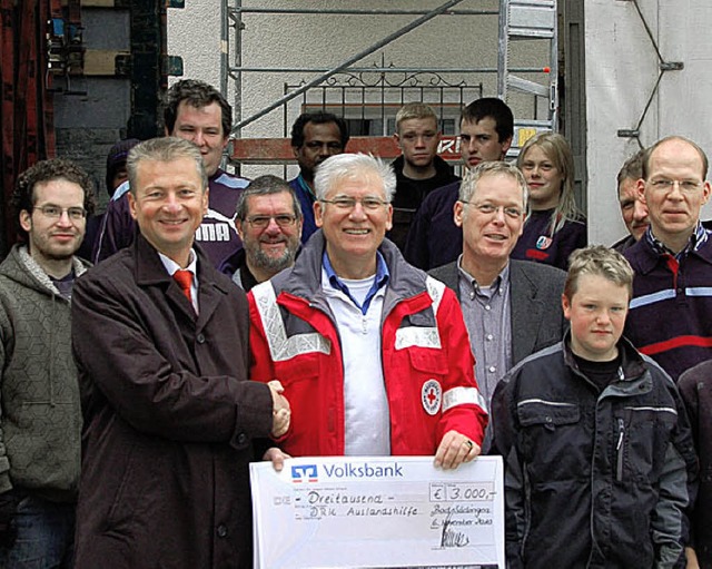 Volksbank-Chef Werner Thomann, Fred Th...ldenen Knopf (von links) mit Helfern.   | Foto: Felicitas Roher