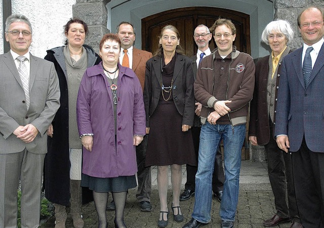 Der Kirchengemeinderat der Evangelisch...drid Brauch und Pfarrer Detlev Jobst.   | Foto: Brigitte Chymo