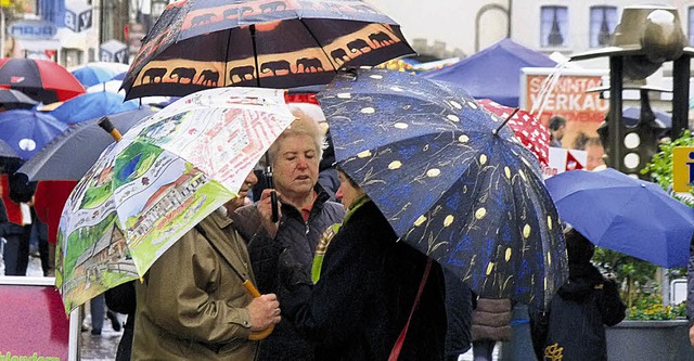 Regenschirme prgten das Bild in Walds...one und Geschfte waren sehr  belebt.   | Foto: Herbst