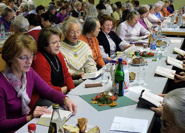 Evangelischer Bezirksfrauentag in der ...n miteinander und tauschten sich aus.   | Foto: Christa Hlter-Hassler