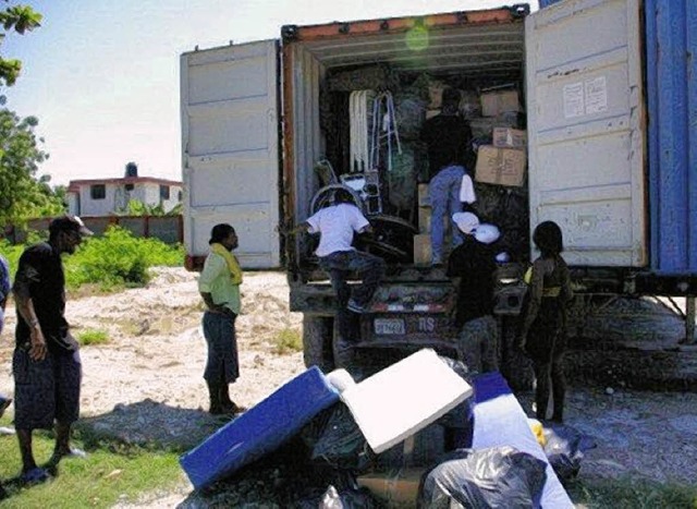 Endlich vor Ort: die Hilfsgter fr ein Kinderheim in Haiti.   | Foto: Privat