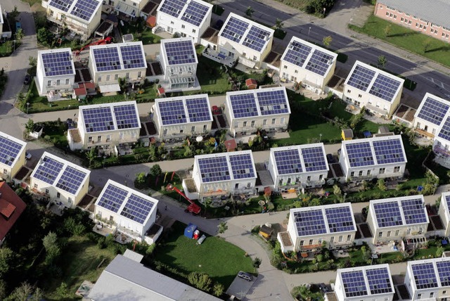 Eine komplett mit Solarzellen bestckt...dlung im bayerischen Frstenfeldbruck   | Foto: ddp/Privat