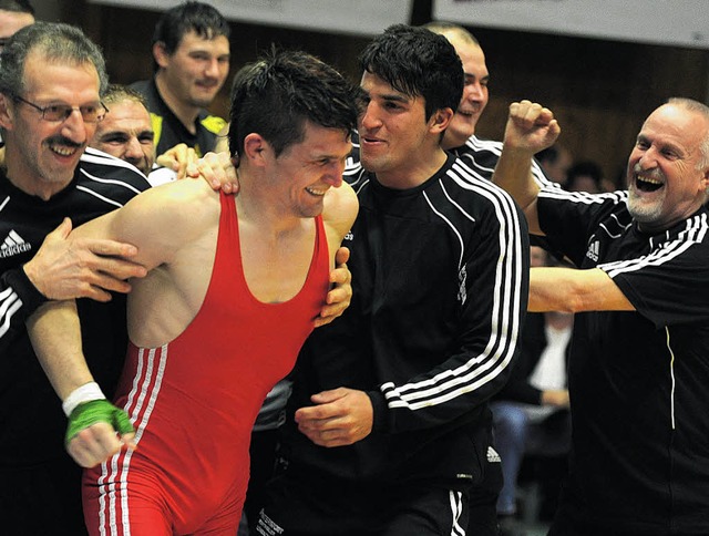 Triumphator: Das WKG-Team fngt Axel Asal (rot)  wieder ein.     | Foto: Schn