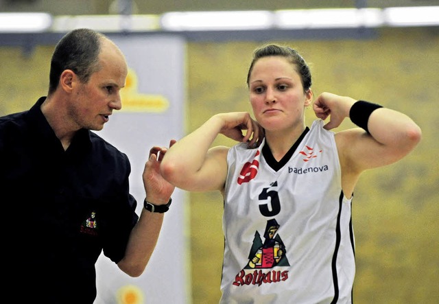 USC-Trainer Harald Janson redet auf di...cklich agierende  Charlotte Hre ein.   | Foto: seeger (A)