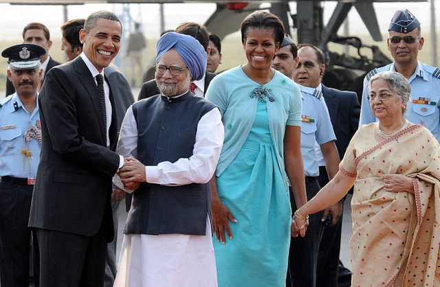 US-Prsident Barack Obama (links) sch...bama und Singhs Frau  Gursharan Kaur.   | Foto: DPA