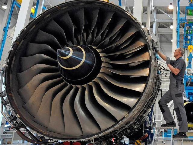 Archivbild: Ein Techniker arbeitet an ...  Trent-900-Triebwerk von Rolls-Royce.  | Foto: dpa