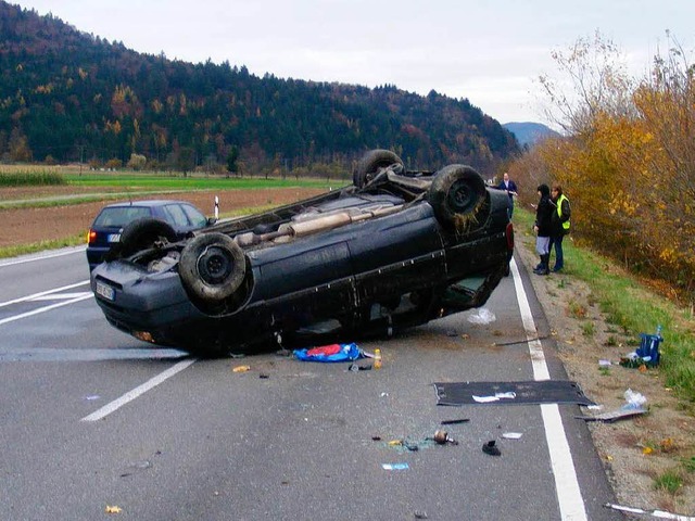 Das Unfallauto landete auf dem Kopf.  | Foto: polizei