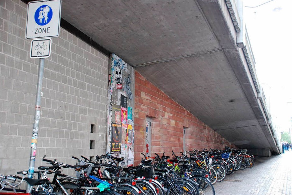 Fahrradständer unter der Stadtbahnbrücke, GPS: 47°59'46.04"N, 7°50'31.26"E (Foto: Carlotta Huber) Fahrradständer unter der Stadtbahnbrücke, GPS: 47°59'46.04"N, 7°50'31.26"E (Foto: Carlotta Huber)