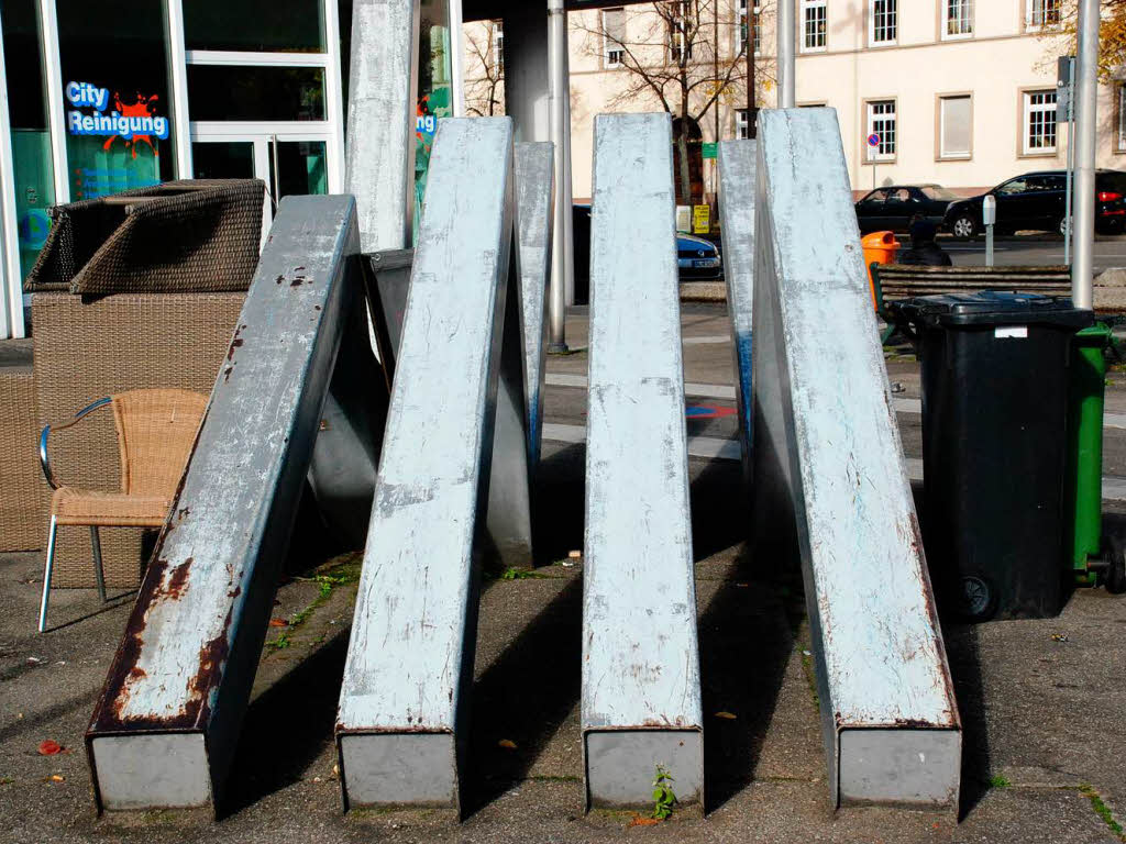 Kunstwerk auf dem Karlsplatz, GPS: 4759'49.91"N,  751'18.43"E