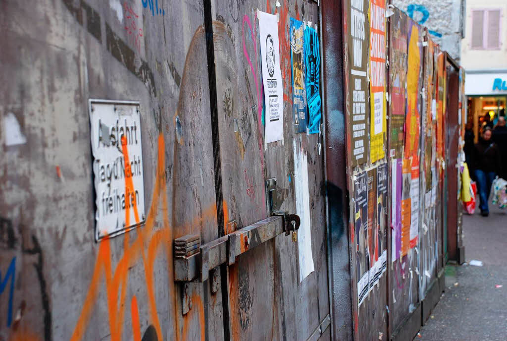 Illegale Plakate an einem Zaun  in der Brunnenstrae, GPS: 4759'45.29"N,  750'52.66"E