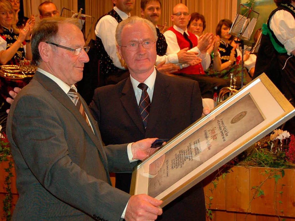 Thomas Mutter (rechts) überreichte die Ehrenmedaille der Stadt Thomas Mutter (rechts) überreichte die Ehrenmedaille der Stadt