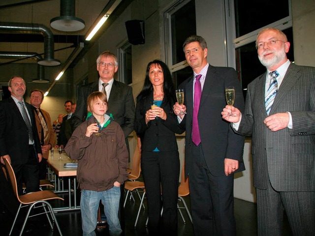 Viele Gratulanten, darunter Landrat Sc...rgermeister Nitz (Zweiter von rechts).  | Foto: Marlies Jung-Knoblich