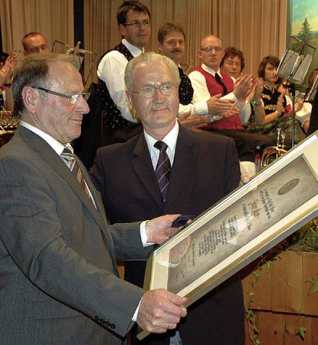 Thomas Mutter (rechts) bergab Johann Meier die Urkunde.   | Foto: kbl
