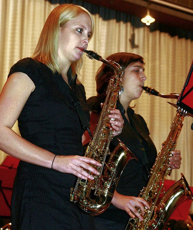 Zwei der jungen Talente des Musikverei...zert des Jugendorchesters am Sonntag.   | Foto: Sandra Decoux-Kone