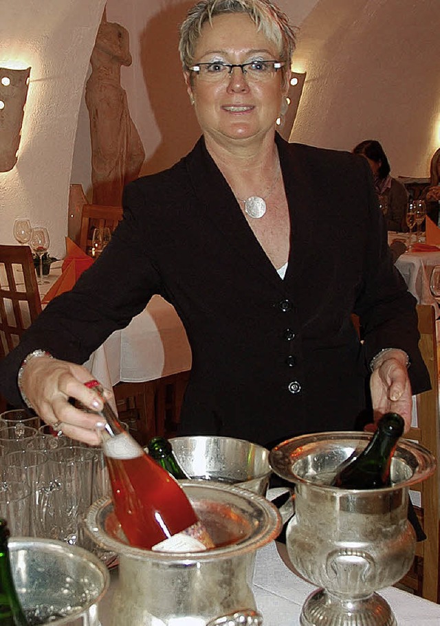 Petra Hanning kredenzt ihr Gerberbru in Sektflaschen  | Foto: Umiger
