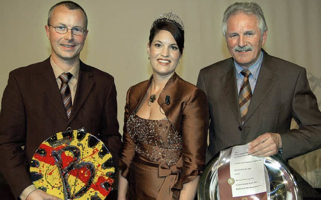 Zwei Ehrenpreise fr Buchholz: Bernhar...r Badischen Weinknigin Marion Meyer.   | Foto: Christian Ringwald
