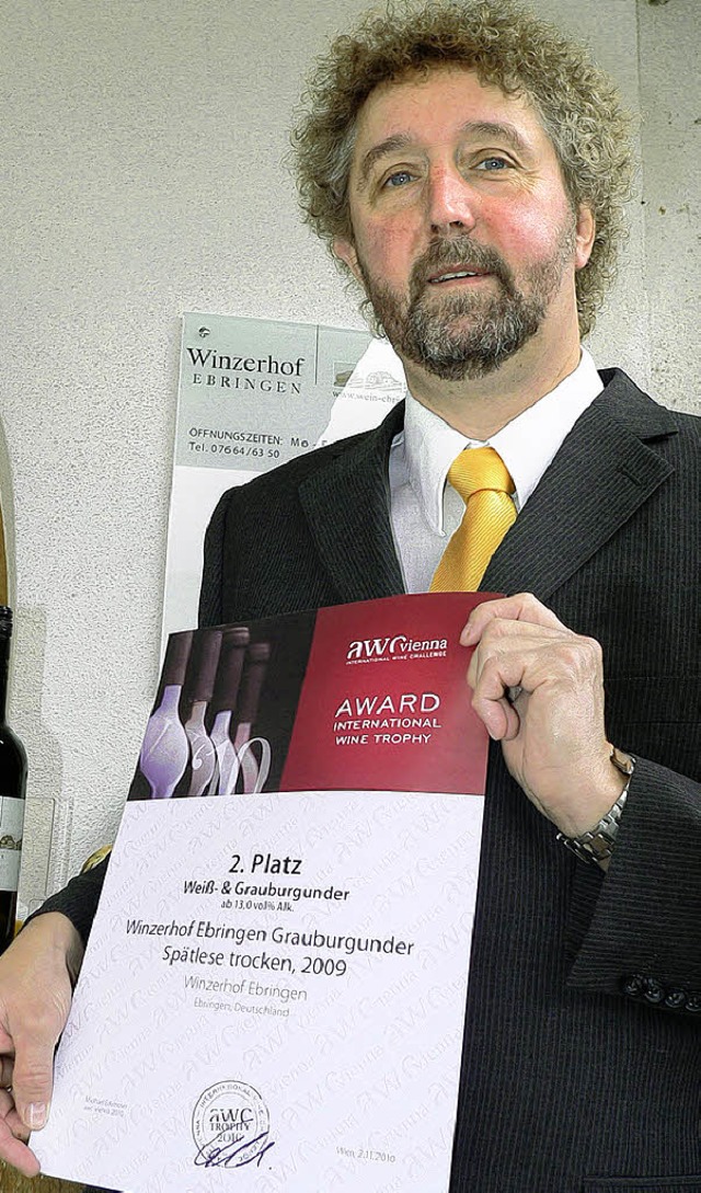 Klaus Ruh ist stolz auf seine Grauburgunder Sptlese trocken, Jahrgang 2009.  | Foto: Frowalt Janzer