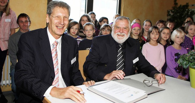Jo Pollaert und Peter Leufke (von links) besiegeln  die Bildungspartnerschaft.   | Foto: heidi fssel