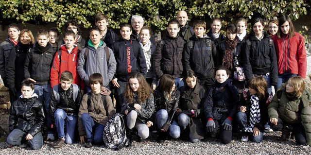 Gemeinsam mit ihren Lehrern Florence G... vor dem Heimatmuseum in Rothaus auf.   | Foto: Wilfried Dieckmann