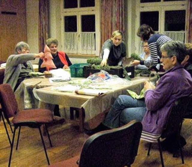 Emsige Helferinnen bereiten ein auerg...sbazar der Wellendinger Landfrauen vor  | Foto: Landfrauen