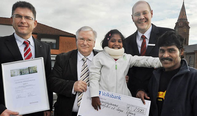 Norbert Friedrich, Gnter Zabel, Sampa...nd Sanjai freuen sich ber die Spende   | Foto: barbara ruda