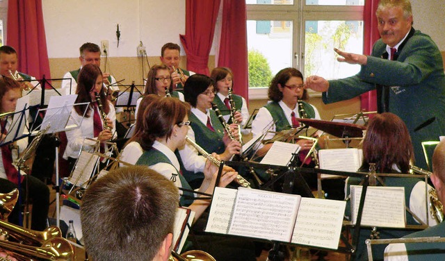 Der Musikverein Wieslet spielte unter ...iig zum Wiesleter Suppensonntag auf.   | Foto: Georg Diehl