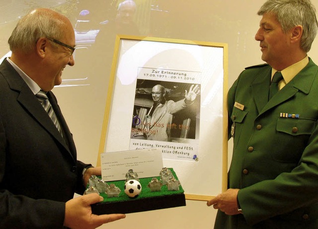 Abschied: Emil Roth (links) und Polizeichef Reinhard Renter.   | Foto: hsl