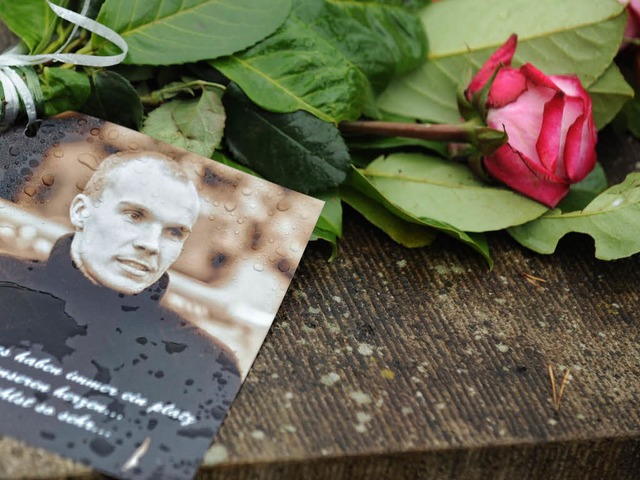 Die Nation war tief bewegt: Ein letzter Blumengru zum Abschied von Robert Enke   | Foto: dpa