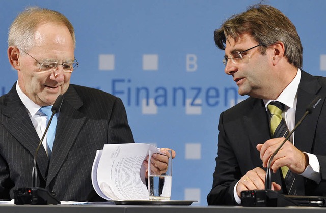 Minister Schuble (links)  und sein gerffelter Sprecher Offer   | Foto: dpa