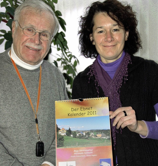 Hermann Schmitt und Anja Strittmatter ...en &#8222;Ebnet-Kalender 2011&#8220;.   | Foto: Juliane Khnemund