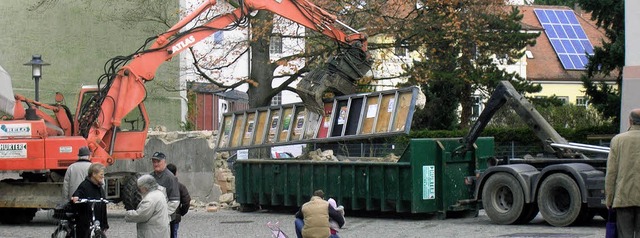 Die Mauer wird abgerissen  | Foto: Sylvia-Karina Jahn