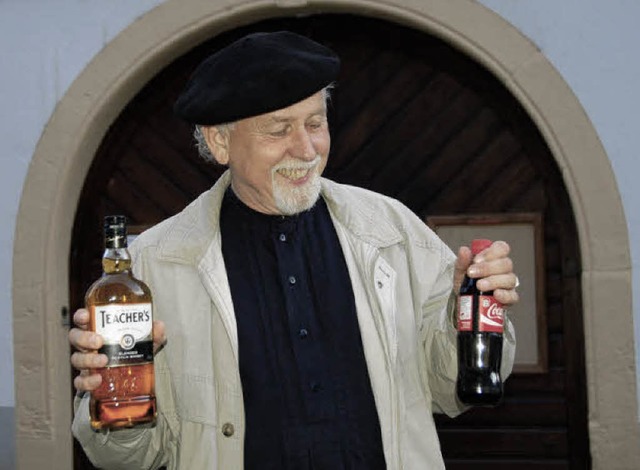 Whisky oder Cola? Keine Geschmacksfrag...gen Gnther vor dem Anwesen Leonhardt.  | Foto: Jahn