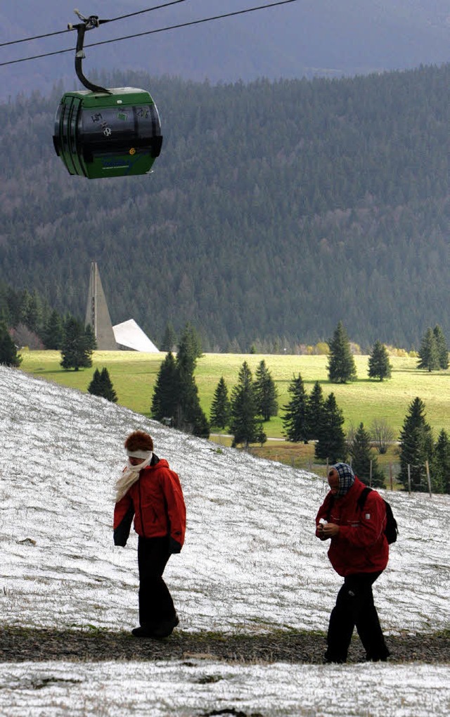 Auf Schusters Rappen oder bequem mit d...te entscheiden sich fr die Bergbahn.   | Foto: dpa