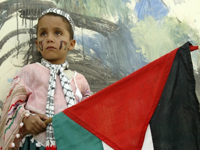 Kind mit palstinensischer Fahne.  | Foto: AFP