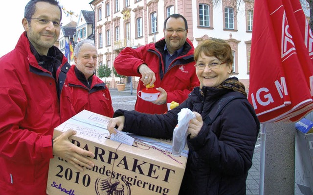 Ahmet Karademir, der erste Bevollmcht...ueline Lohmel  stimmt ab (von links).   | Foto: Ralf Burgmaier