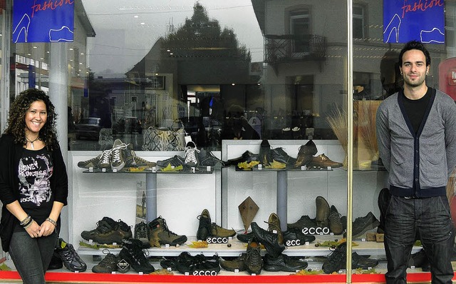 Domenica Campagna und Gianfranco Olive... Schaufenstern vom Schuhhaus Klever.    | Foto: Privat