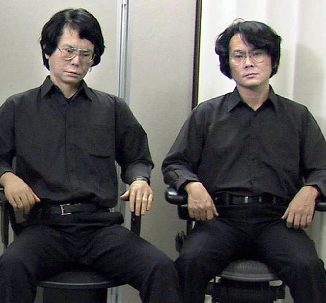 Kino: Plug &amp; Pray. Hiroshi Ishigur...er Uni Osaka mit seinem Roboter-Double  | Foto: farbfilm