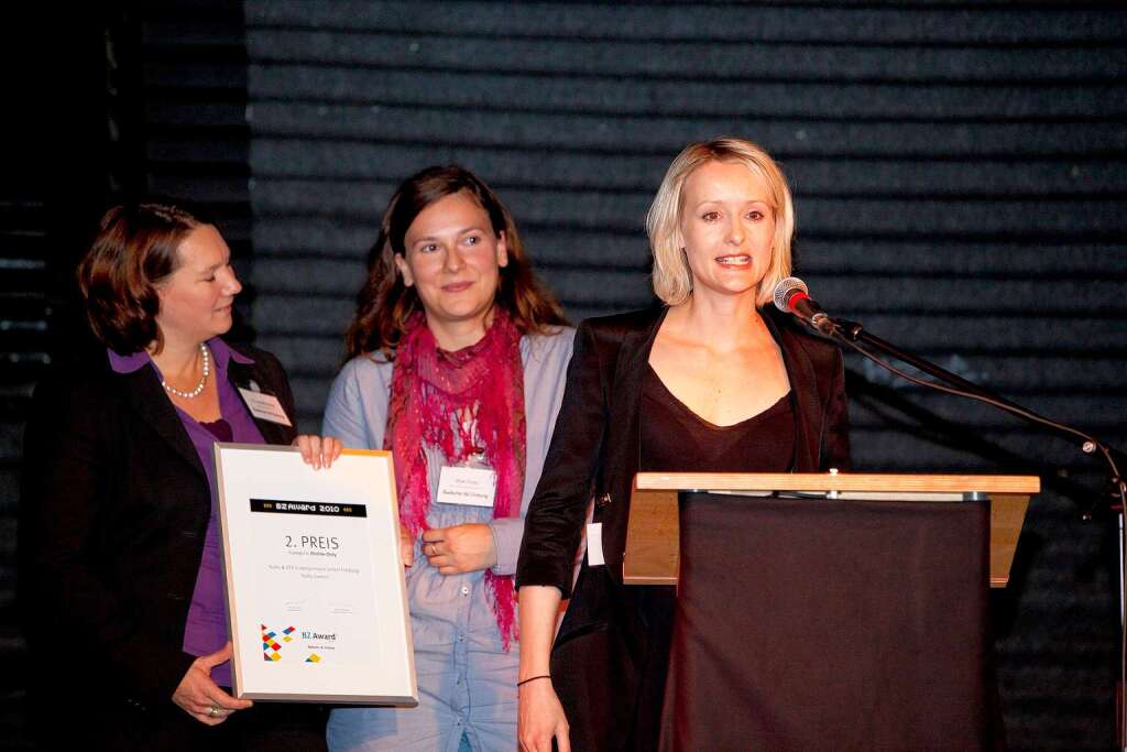 Dr. Franziska Pankow (li.) bergibt den 2. Preis an Koko Events, vertreten durch Barbara Grabbe (vorn) und Sibylle Stump.