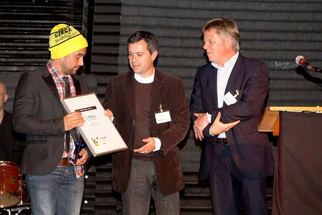 Sieger in der Kategorie  Online Only wurde die Agentur Quint. Daniel Bin Johari (li.) und Lorenz Stoelker (m.) nahmen den Preis entgegen.