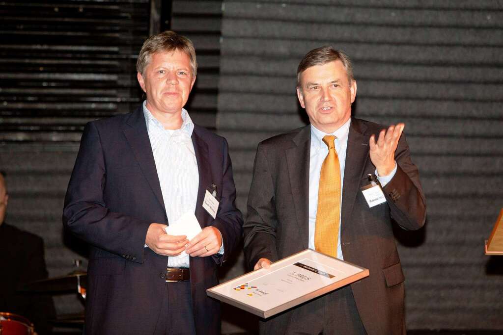 In der Kategorie Print & Online bekam die Sick AG, hier vertreten durch Personalleiter Rudolf Kast (re.), von Juror Georg Hesse den 3. Preis.