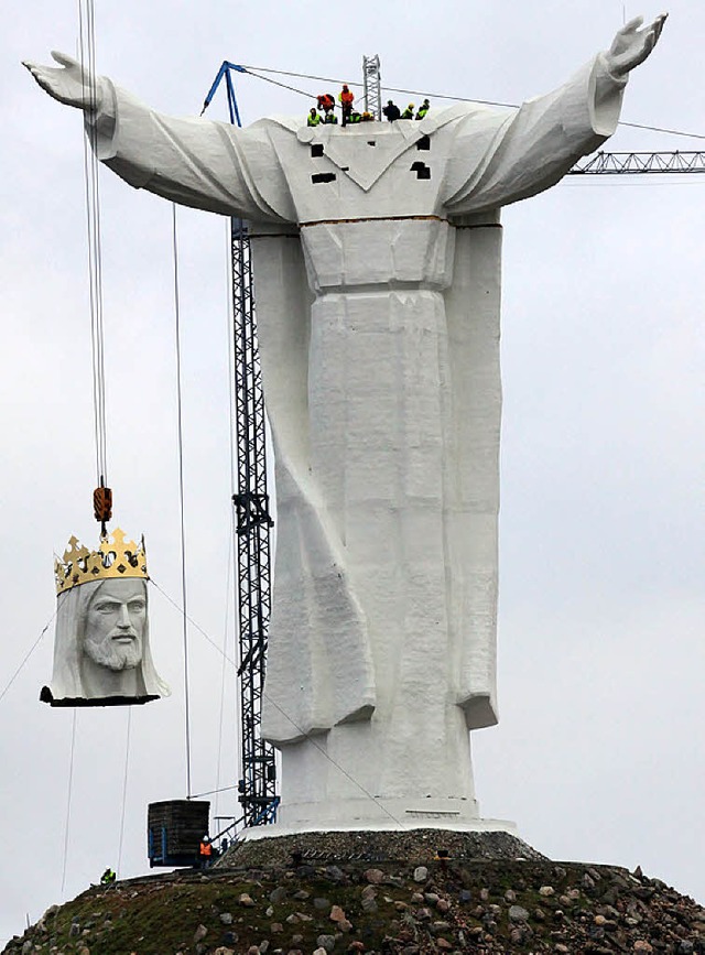 Letzter Schritt: Die Montage des Kopfes auf der Riesenstatue von Swiebodzin   | Foto: dpa