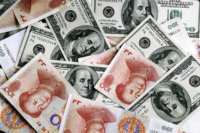 Um ihren Wechselkurs feilscht man:  Dollar und Renminbi  | Foto: DPA