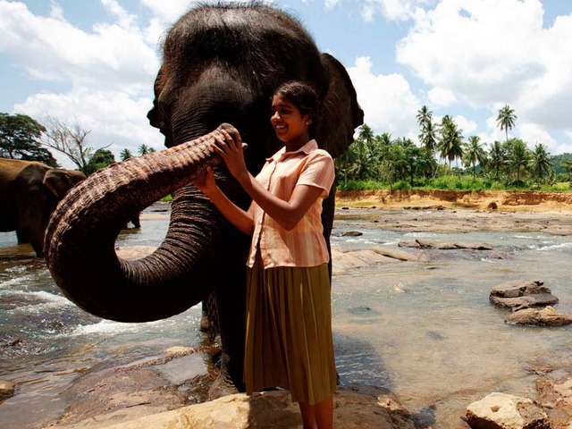 Chandani und ihr bester Freund, der Elefant.  | Foto: dpa
