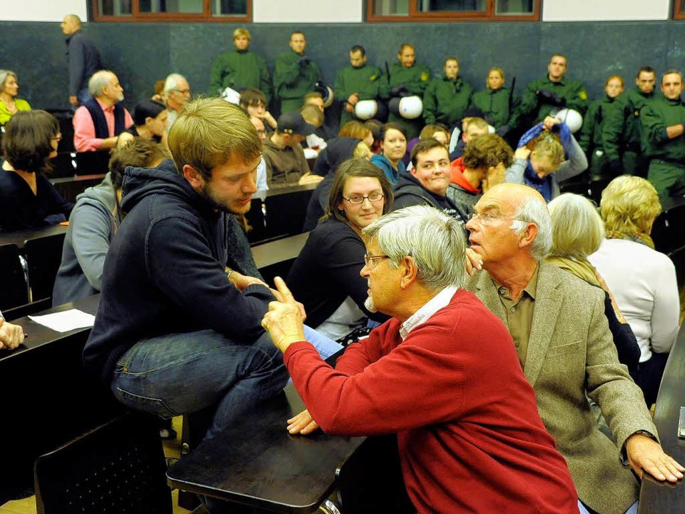 Heftige Debatten zwischen Störenfriede...trag von Eckhard Jesse anhören wollten  | Foto: Thomas Kunz