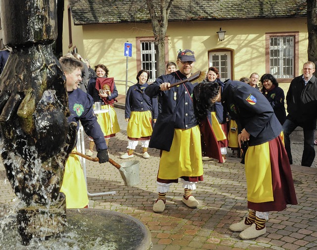 Abgebrstet mit Brunnenwasser werden d...rrischen ZEit auch fnf Hexen tauften  | Foto: Markus Zimmermann